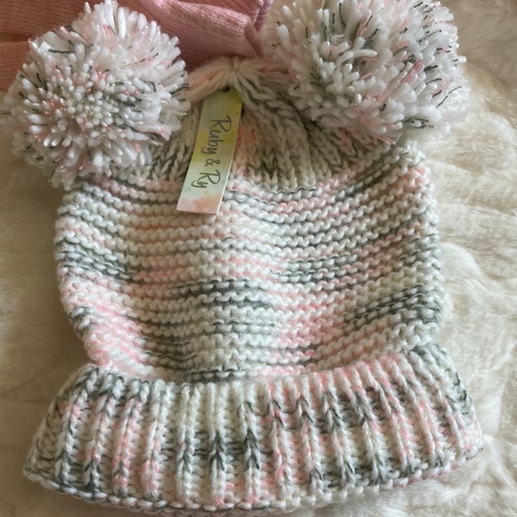 Hat and gloves - Picture 3 of 3